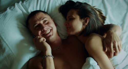 И лучше, чтобы этим человеком была именно его любимая женщина, сообщает журналист