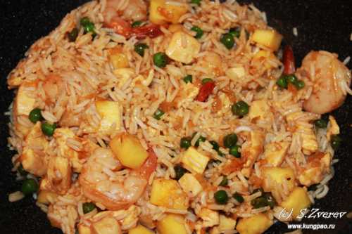 Необычный рис, приготовленный с овощами, яйцом и креветками Рецепт