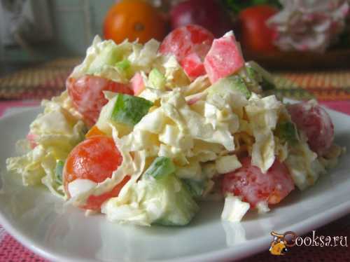Крабовые палочки освобождаем от защитной пленки и нарезаем кубиками