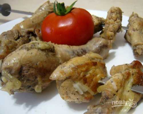 Не жалейте лука он не только придает шашлыкам уникальный вкус, но и способствует размягчению мясных волокон
