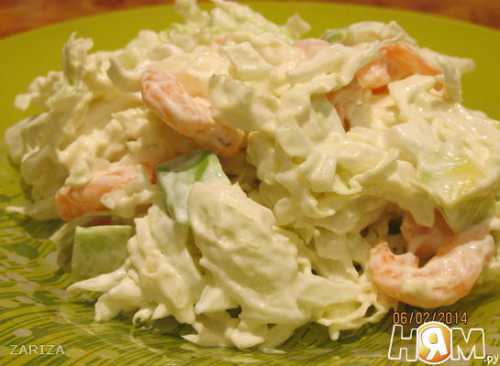 Корейскую морковь отжать руками от лишней жидкости, укоротить полоски