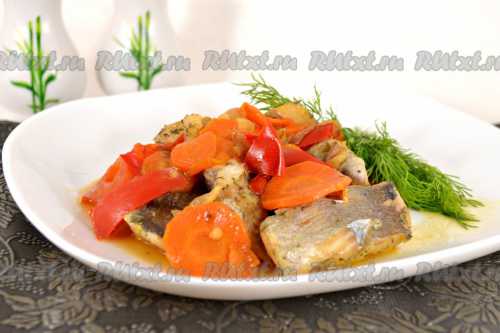 Рыба тушеная с овощами