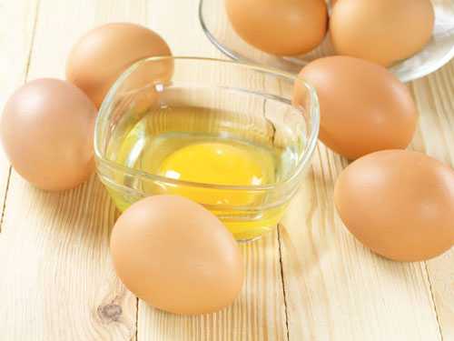 Два желтка смешать с водой и небольшим количеством коньяка в пропорциях
