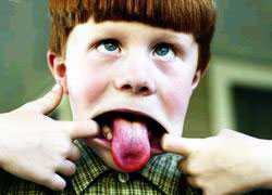 Подсказы вайте своему малышу, как вести себя в гостях, как общаться с посторонними людьми, почему необходимо здороваться при встрече, уметь извиняться, а главное сами будьте вежливы и послужите примером для малыша во всем