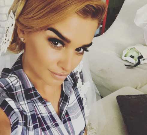 Фигуристка надела пышное белое платье на празднование старого