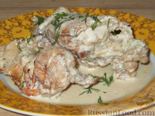 Кролик, обжаренный в чесночном масле, вначале тушится вместе с луком в собственном соку, а затем с грибами и сметаной запекается в духовке