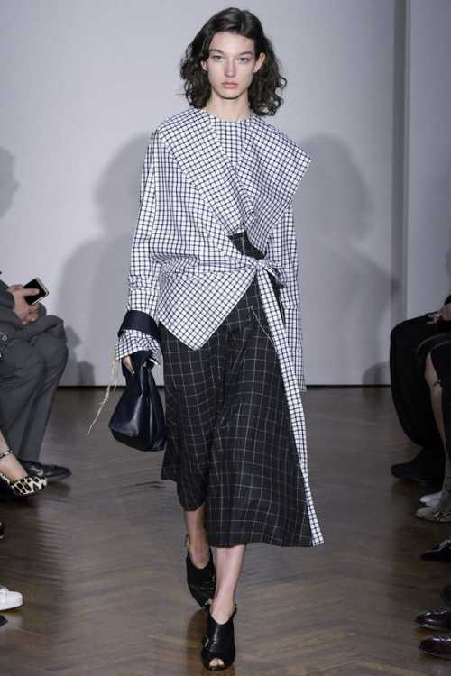 К примеру, модное кашемировое пальто классического фасона отлично сочетается с обувью на каблуках и без них