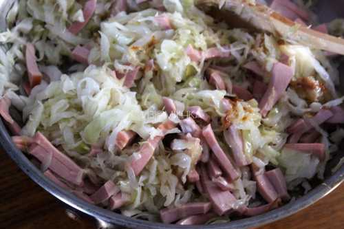 Капуста свежего урожая готовится очень быстро, минут через вкусная тушёная капуста с колбасой будет готова