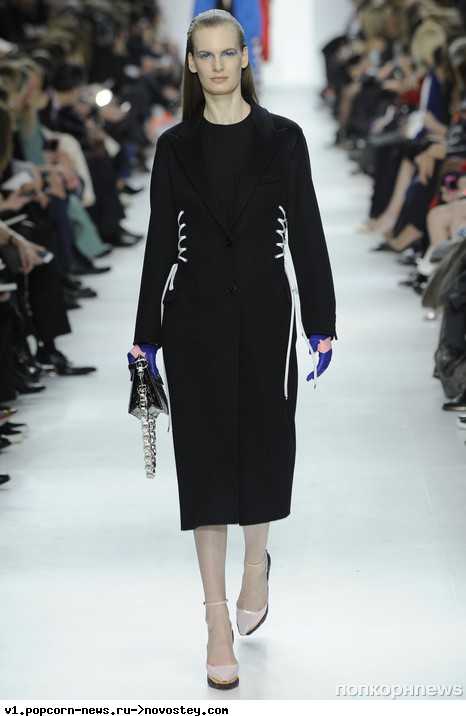 Как никому другому это удалось продемонстрировать модному дому который облачил моделей в строгие и эффектные кожаные пальто с змеиным принтом в оттенках осеннего леса