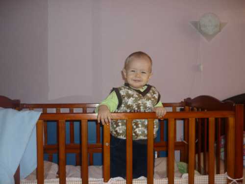 В зависимости от возраста малыша детские кроватки можно разделить на три типаот рождения до шести месяцев в этом возрасте обычно применяют кроваткилюлькиот шести месяцев до трех лет к данной категории относят кроваткикачалки и кроваткиманежитри, семь лет и старше в этом возрасте покупают первую большую кроватку для малыша дошкольного возраста