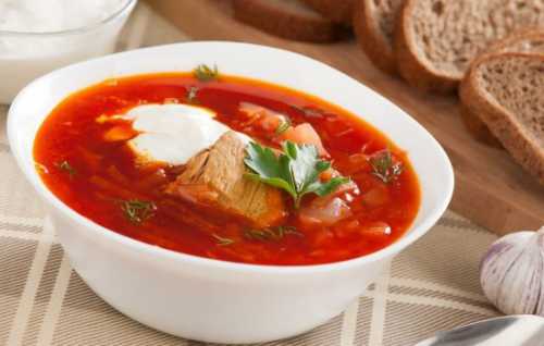 Морковь очистить от кожицы, ополосните и нарежьте тонкими пластинами