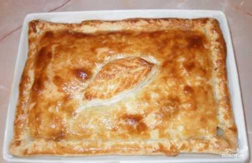 Пирог из слоеного теста с мясом