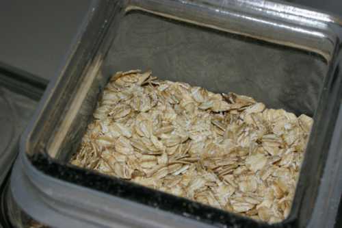 В кастрюлю налить стакана холодной воды, высыпать крупу и варить около минут