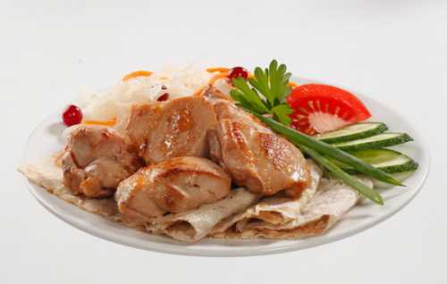 Приготовленная в хорошо разогретой духовке курица с имбирем получается нежной, покрытой восхитительной карамельно медовой корочкой