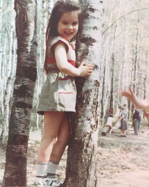 Но наконец можно рассмотреть, на кого похожа младшая дочь