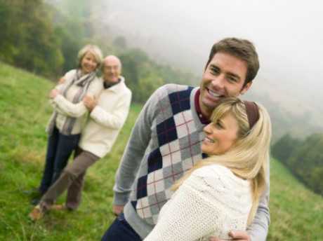 Читает газету