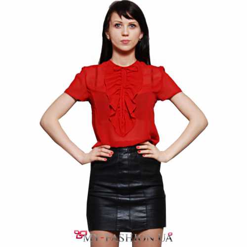 Дизайнерский декор, помимо драпированного воротника и рюшей, вышивка, отделочные контрастные канты, оригинальные пуговицы и брошки, как по овалу шеи, линиям ворота, так и по всей застежке блузы