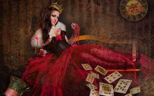 Конечно в любви эта женщина строга, но не только к своему избраннику, а и к самой себе