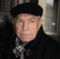 Перед подачею на стл дстамо торт, акуратно проводимо ножем уздовж стнок знмамо форму