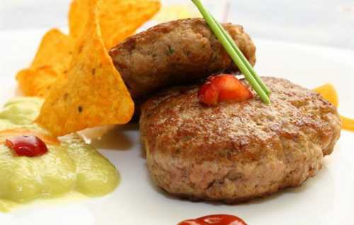 Мясо режем небольшими кусочками, моемсушим, солим и отправляем в чашу мультиварки