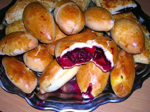 Рецепты пирожков с вишней в духовке, секреты