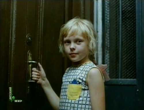 Конечно, коммунальная квартира вфильмеэто весь нашмир, вкотором каждый живёт засвоей дверью